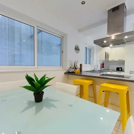 Breathtaking 3-bedroom Seafront In Sliema